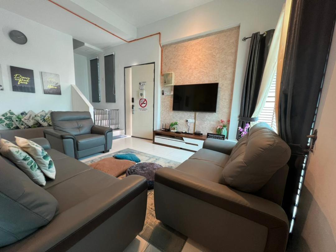 Five-Bedroom House photo 3