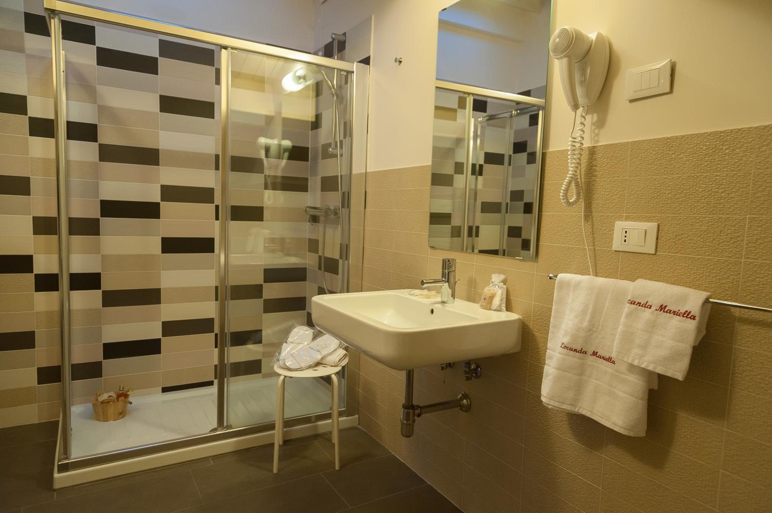 Quadruple Room with Private Bathroom photo 2