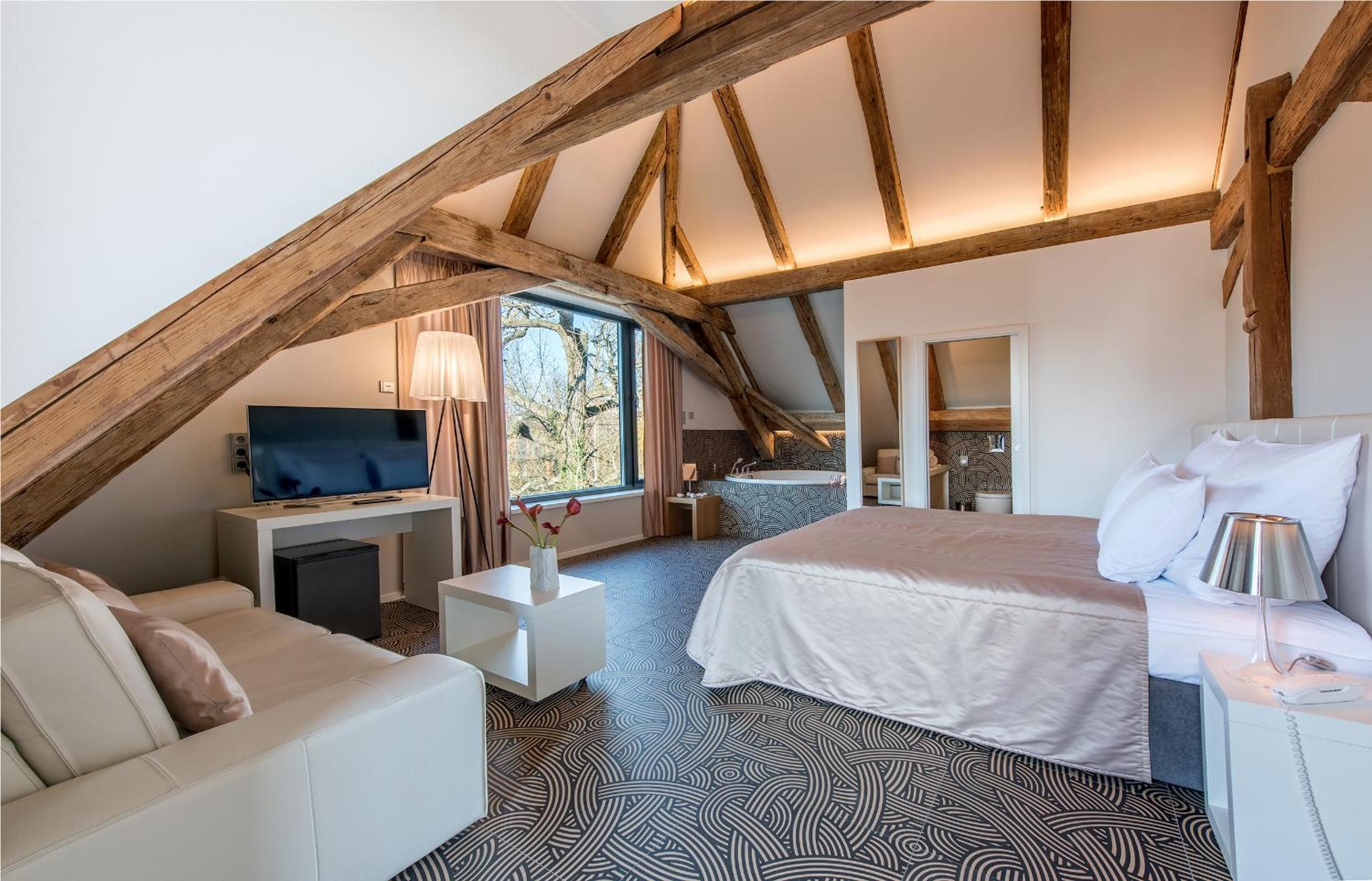 King Suite with Spa Bath - Photo 3