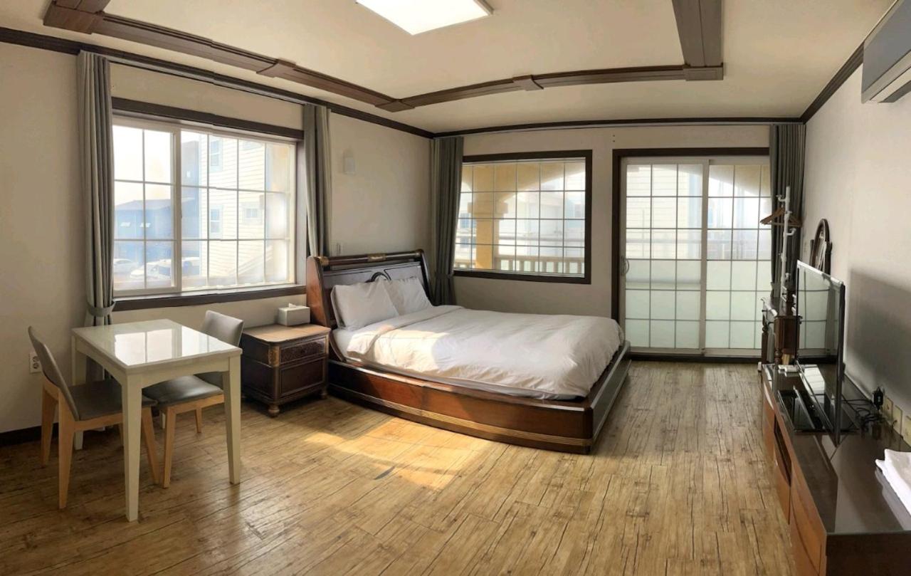 Couple Room with No View photo 1