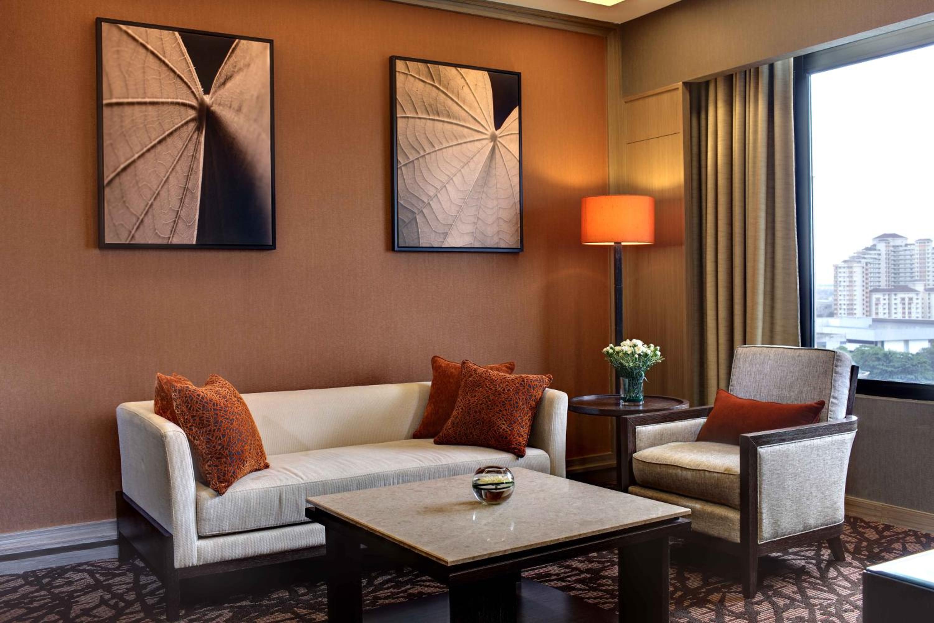 Deluxe King Suite - Lounge Access - Photo 3