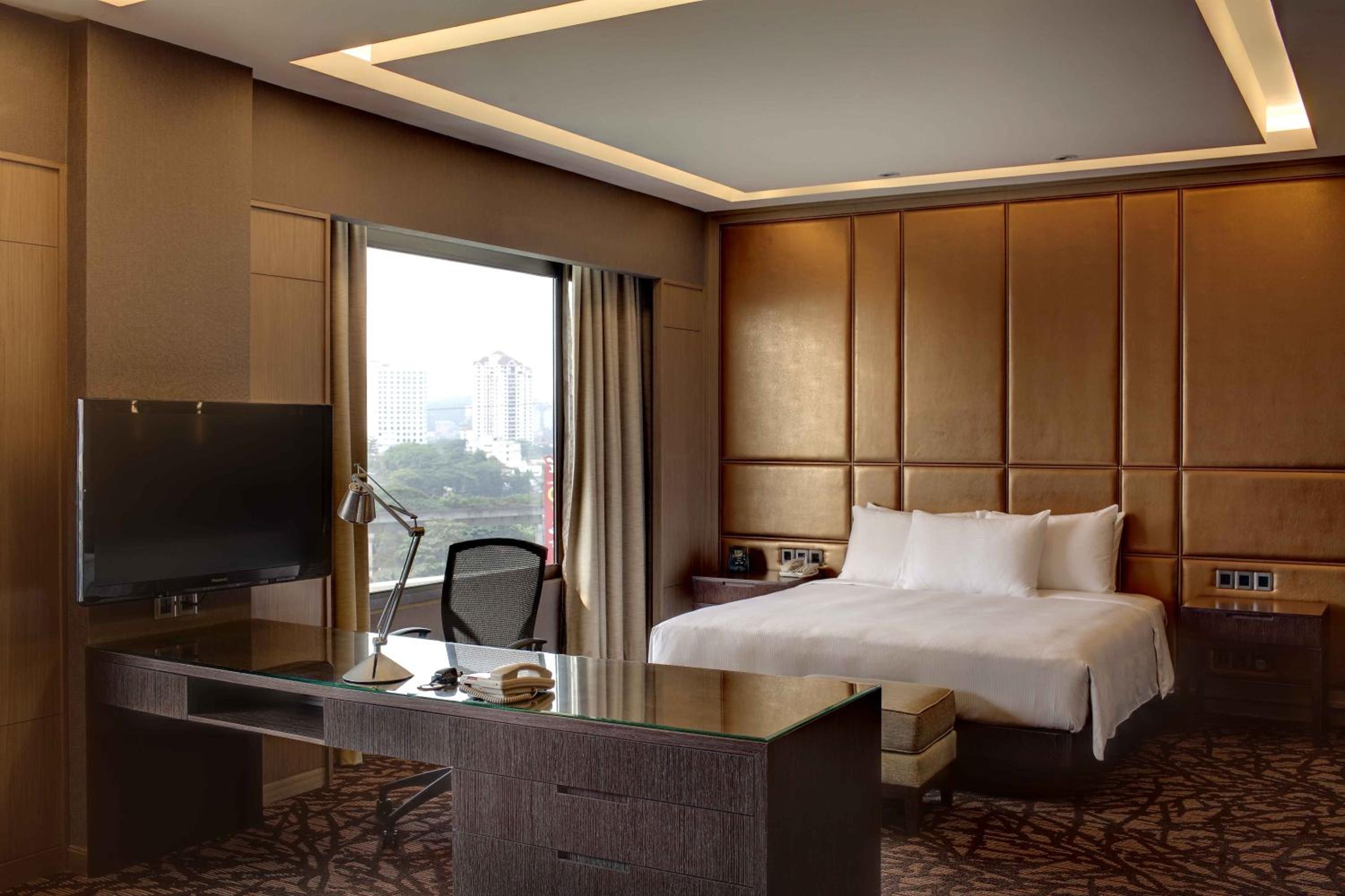 Deluxe King Suite - Lounge Access - Photo 2