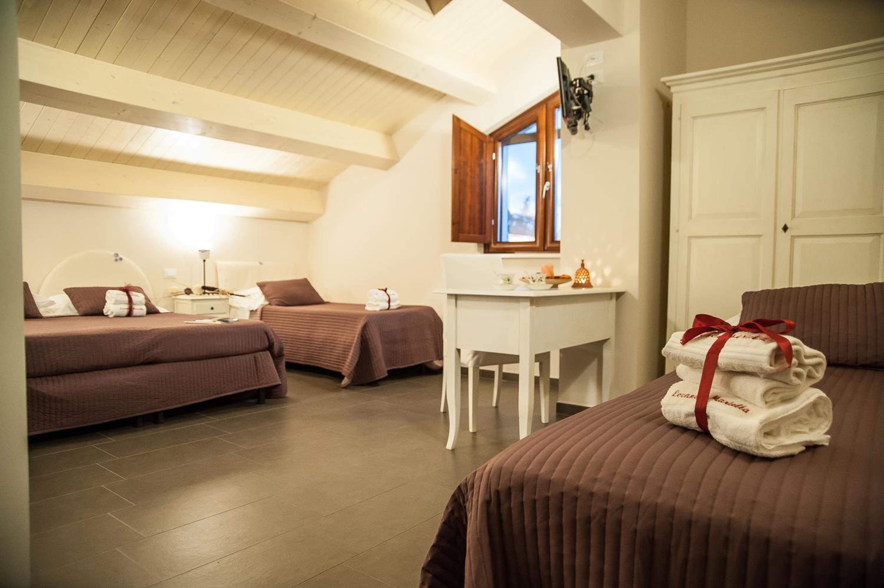 Quadruple Room with Private Bathroom photo 3