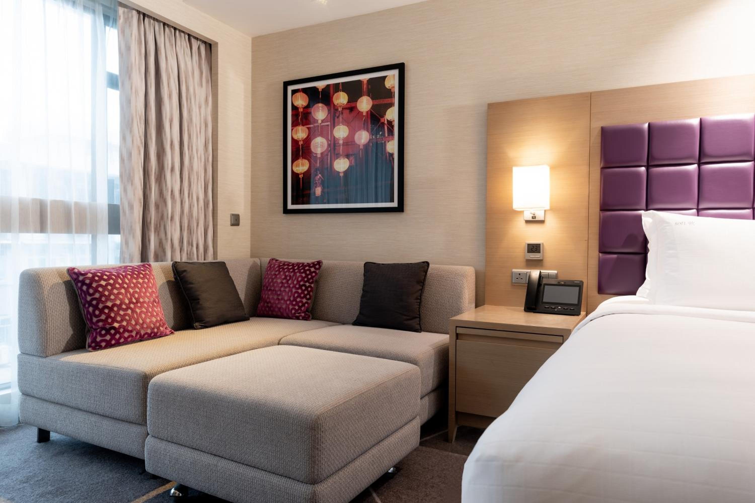Premium King Room - High Floor thumbnail 5