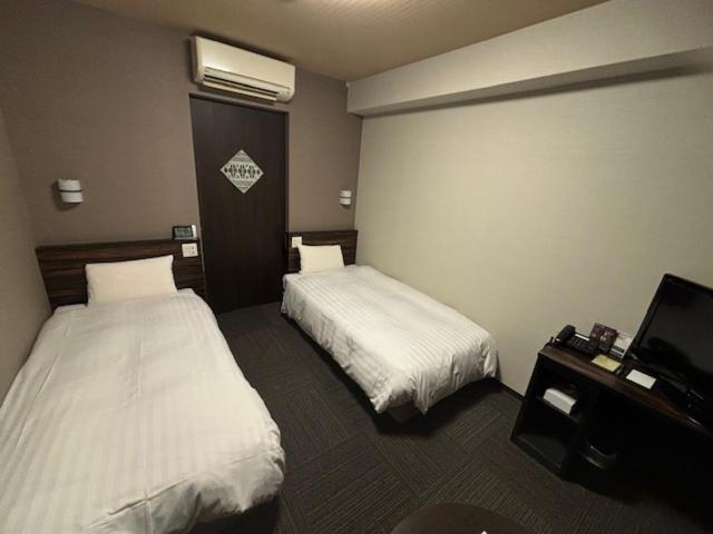 Compact Twin Room - Non-Smoking photo 1
