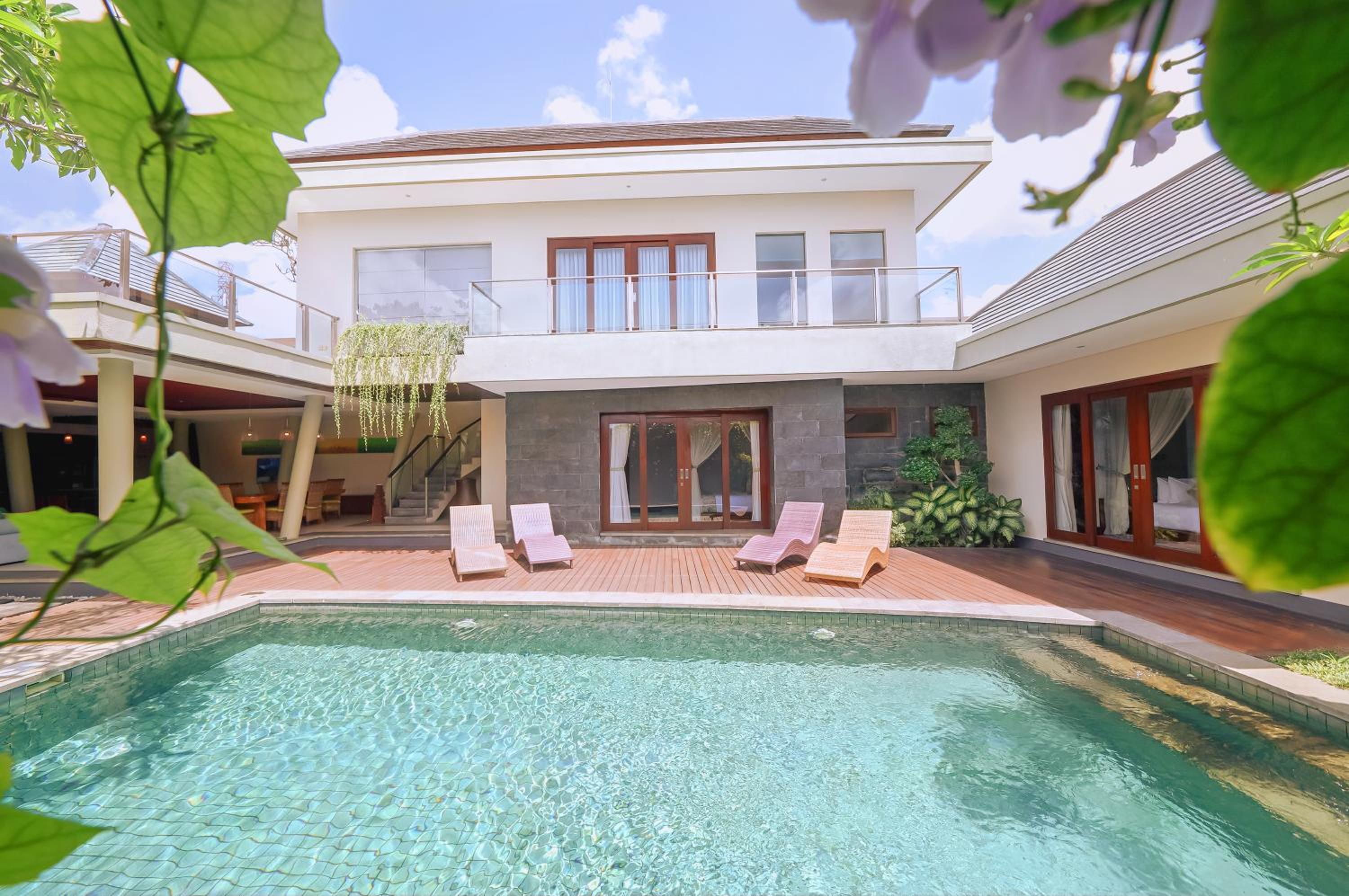 Three-Bedrooms Family Pool Villa