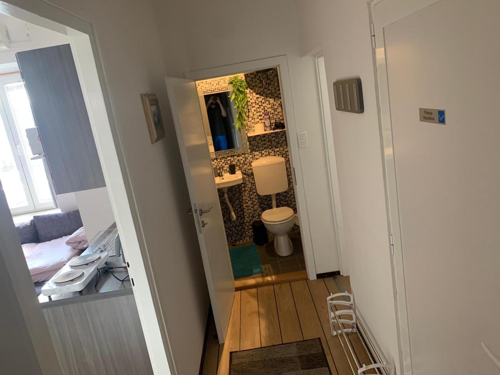 One-Bedroom Apartment - Photo 2