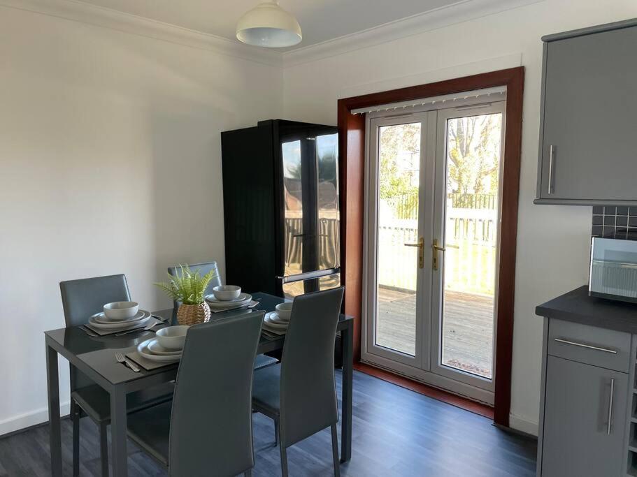 Three-Bedroom House photo 3