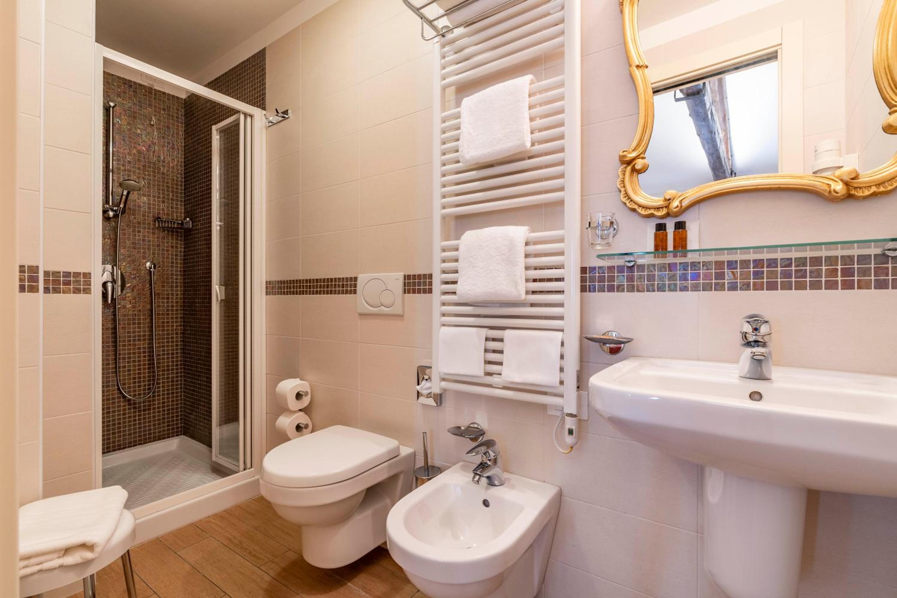 Double Room with Private Bathroom photo 3