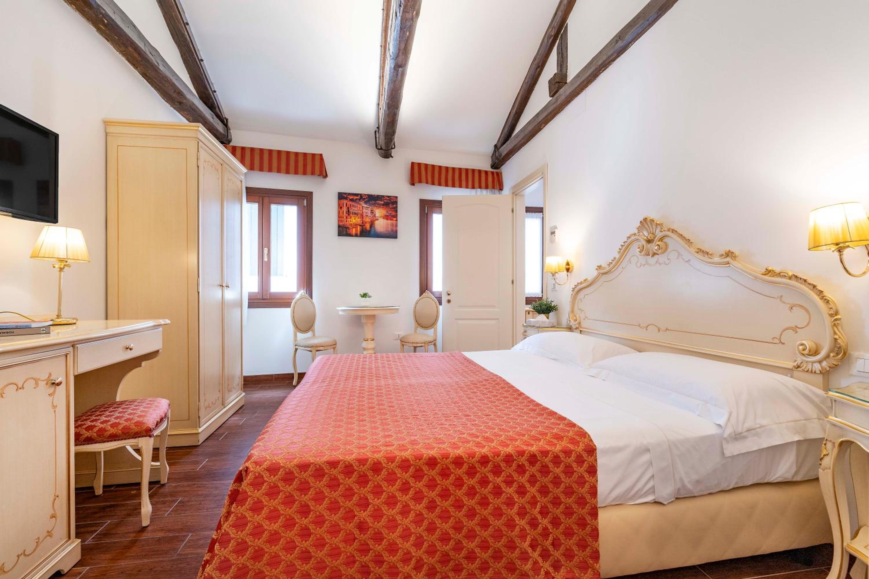 Double Room with Private Bathroom photo 1