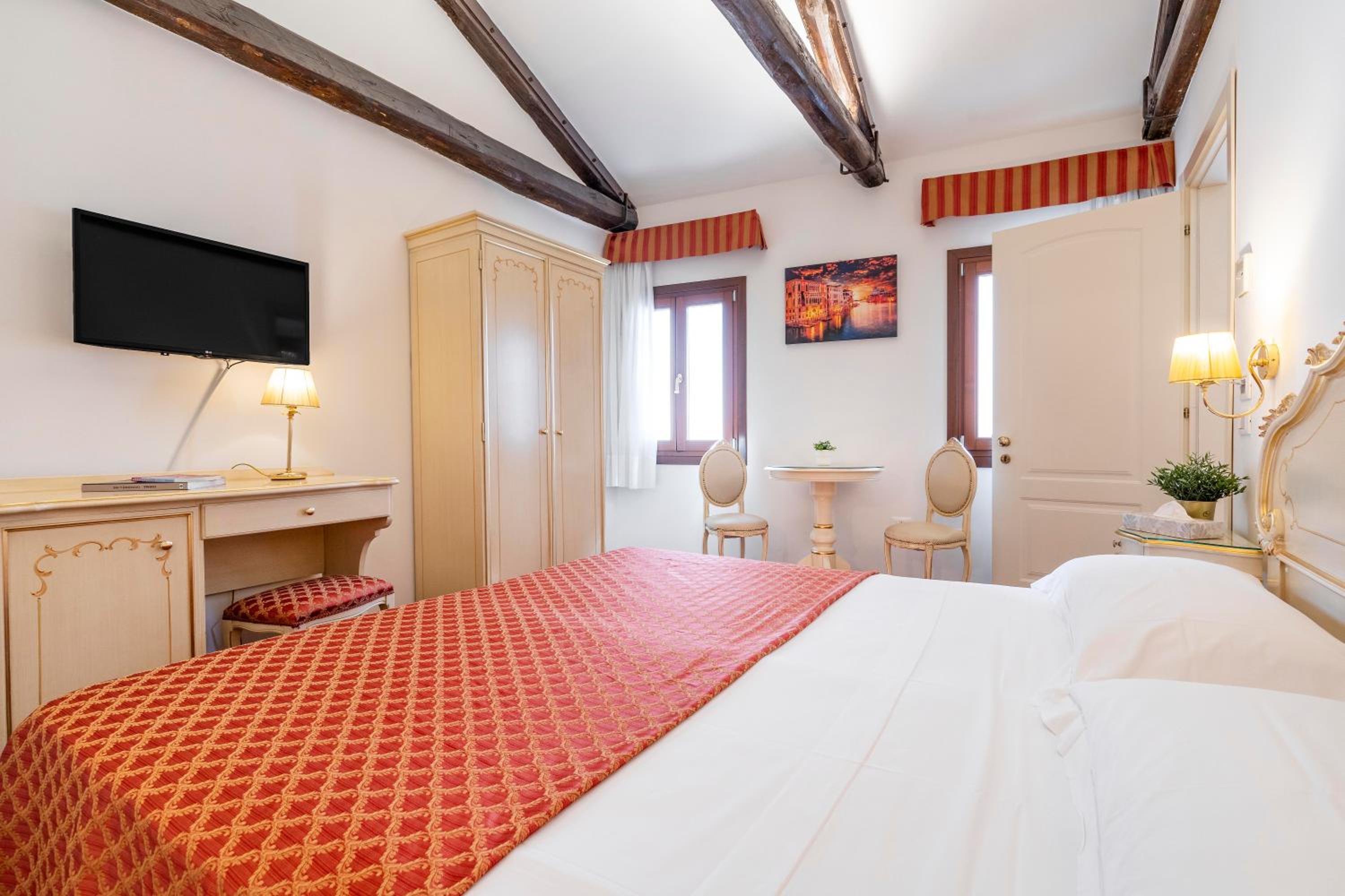 Double Room with Private Bathroom photo 2