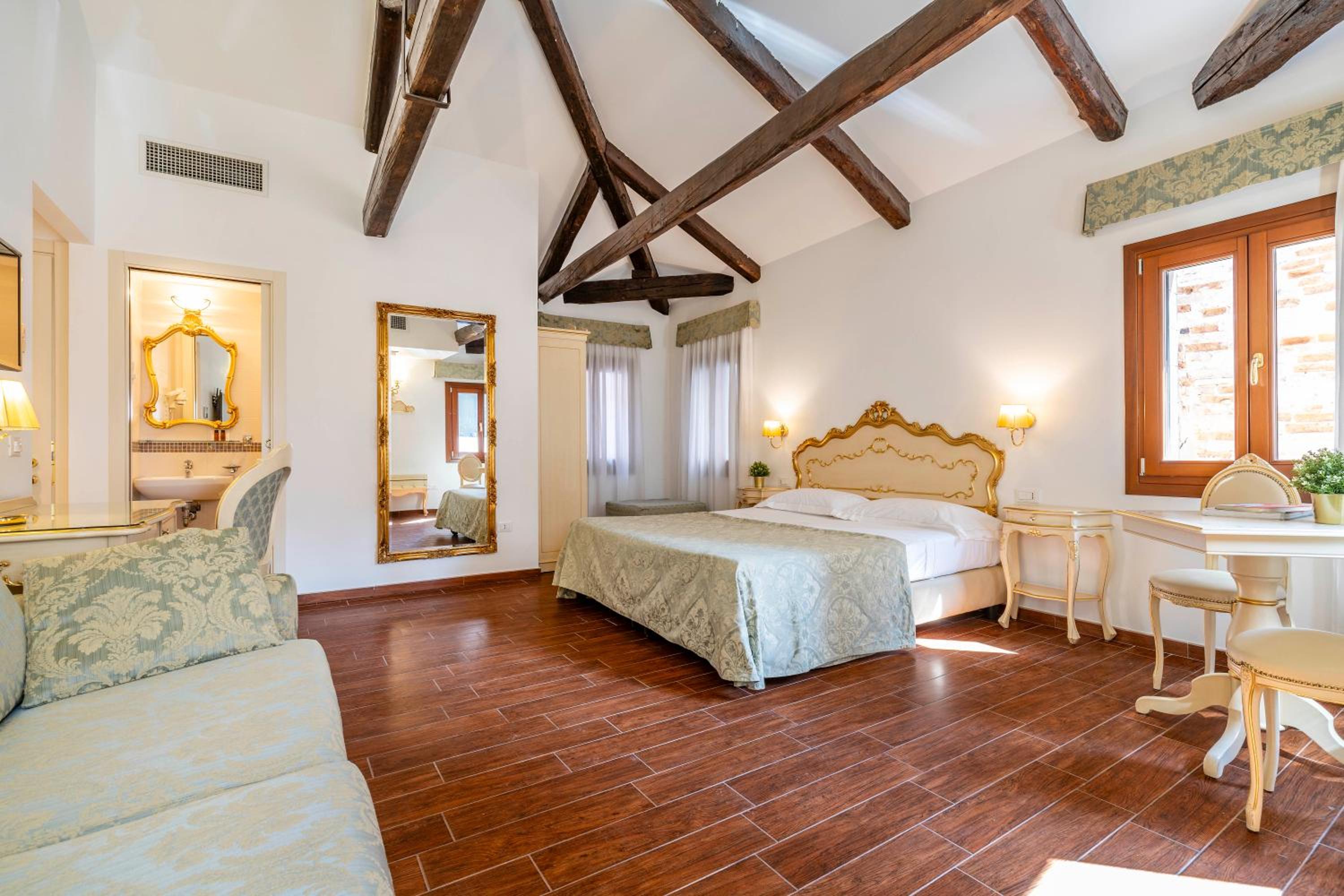 Three-Bedroom Premium Apartment with Balcony photo 1