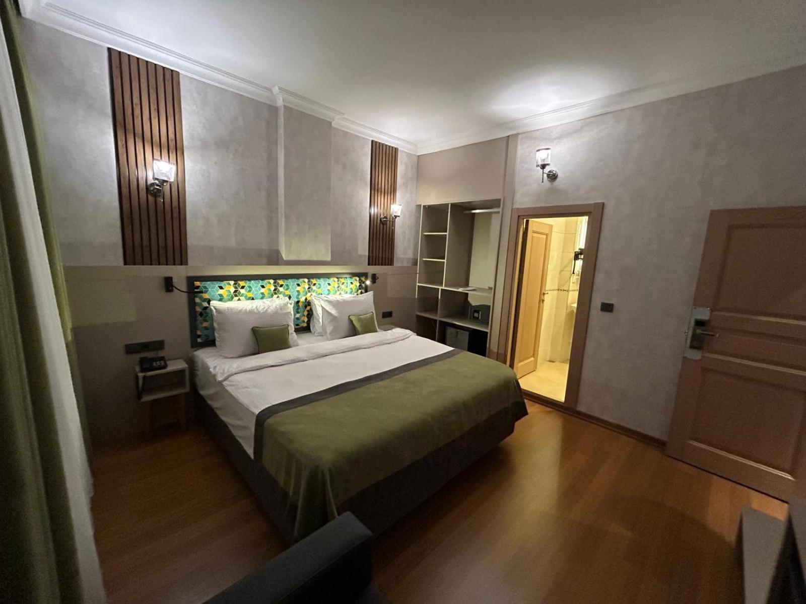 Deluxe Double or Twin Room with City View photo 2