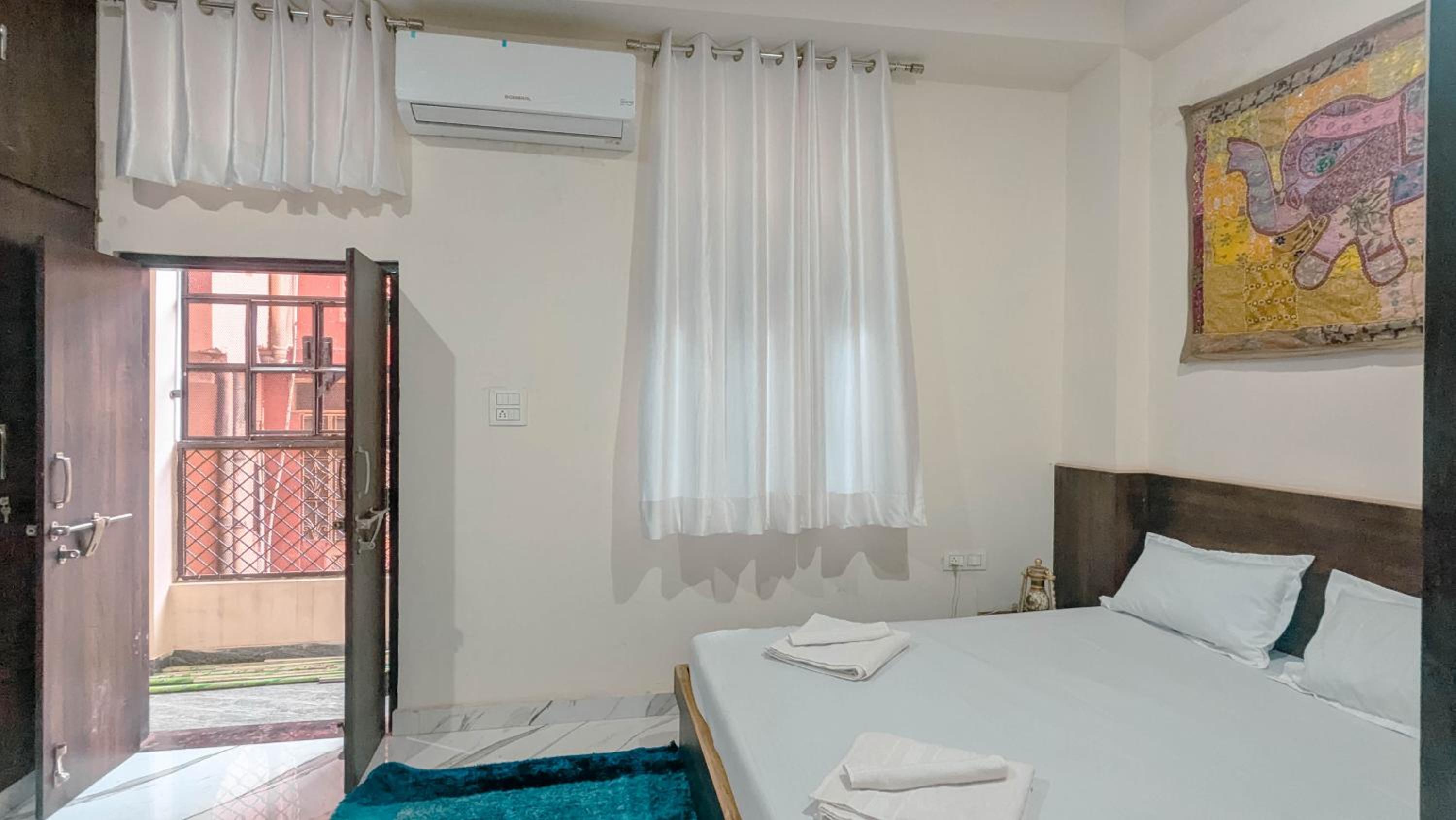 Deluxe Double Room with Balcony - Photo 2