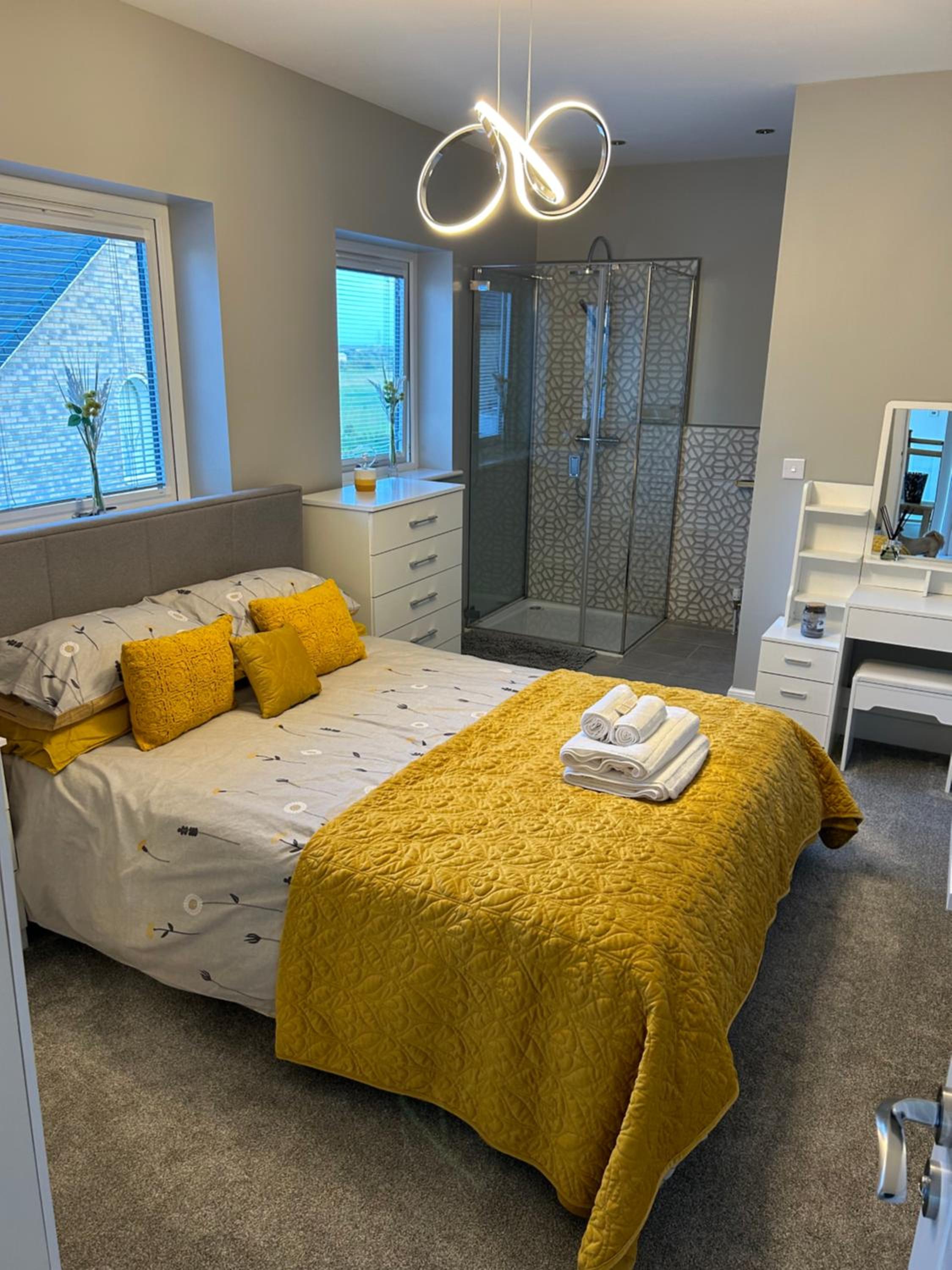 Five-Bedroom House photo 1