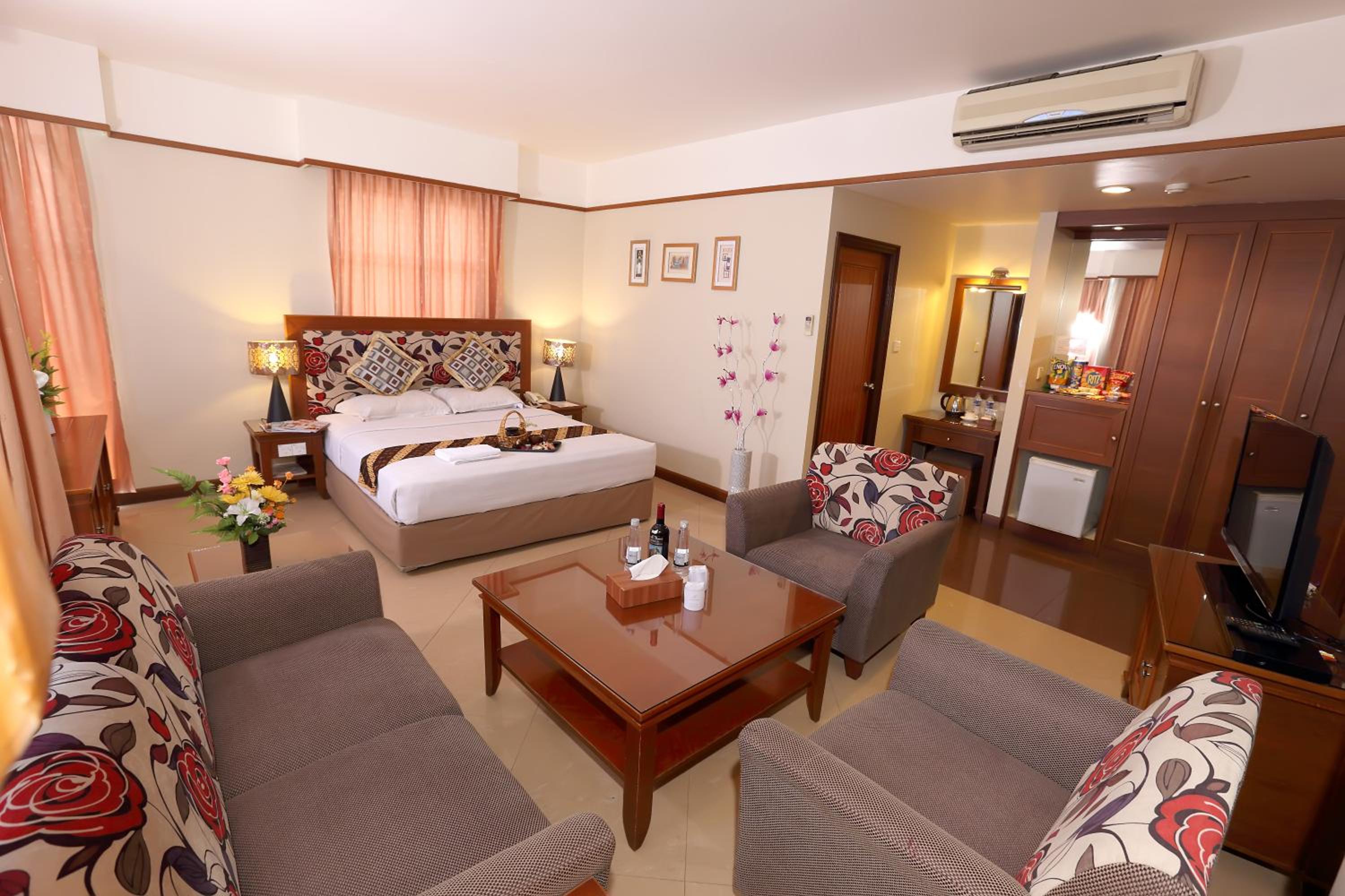 Suite - Photo 1