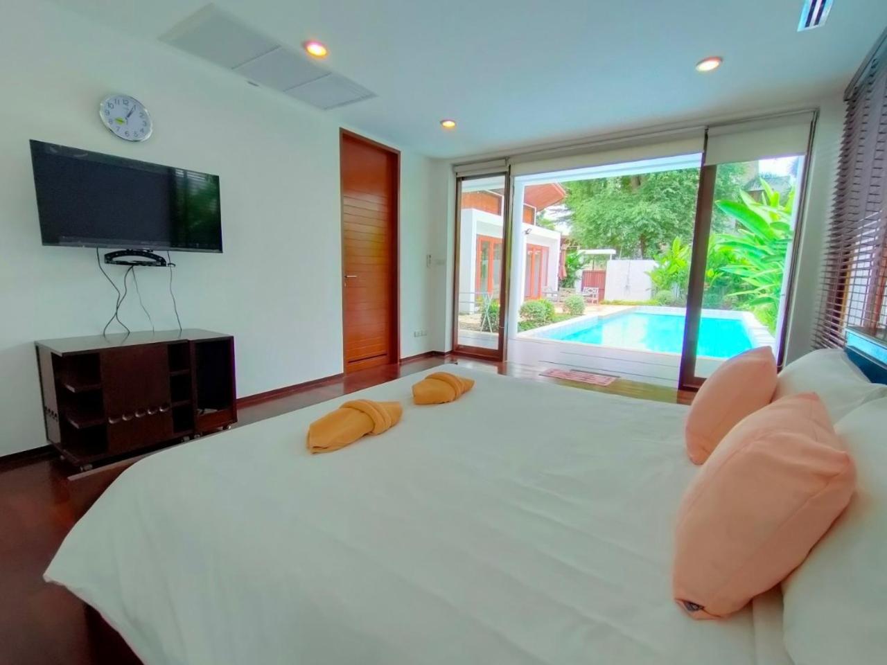 Villa with Private Pool - Photo 39