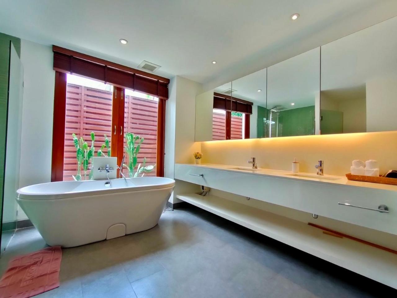 Villa with Private Pool - Photo 38