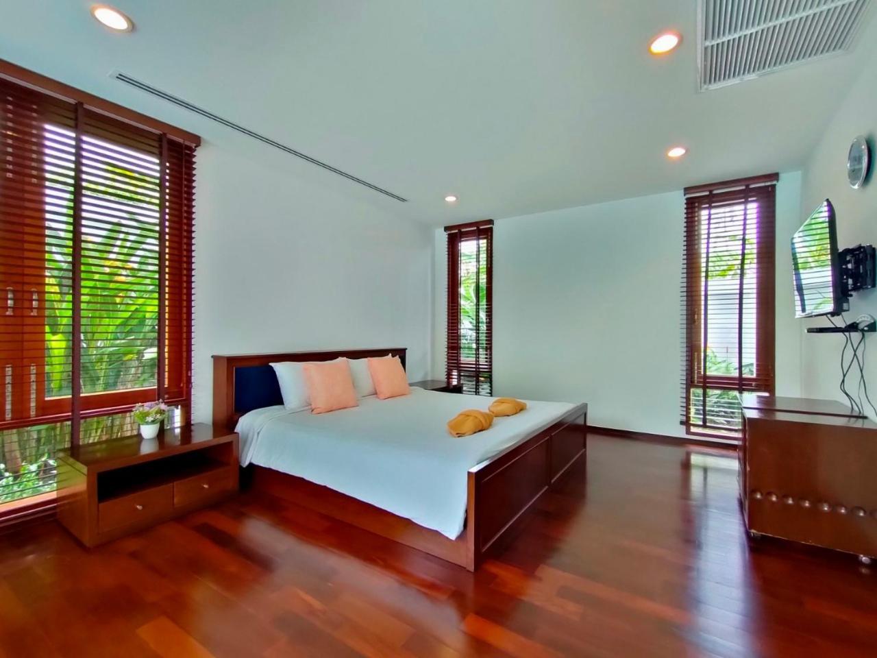 Villa with Private Pool - Photo 35