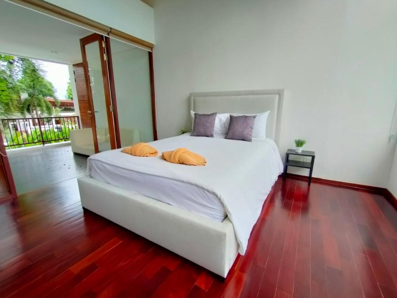 Villa with Private Pool - Photo 34