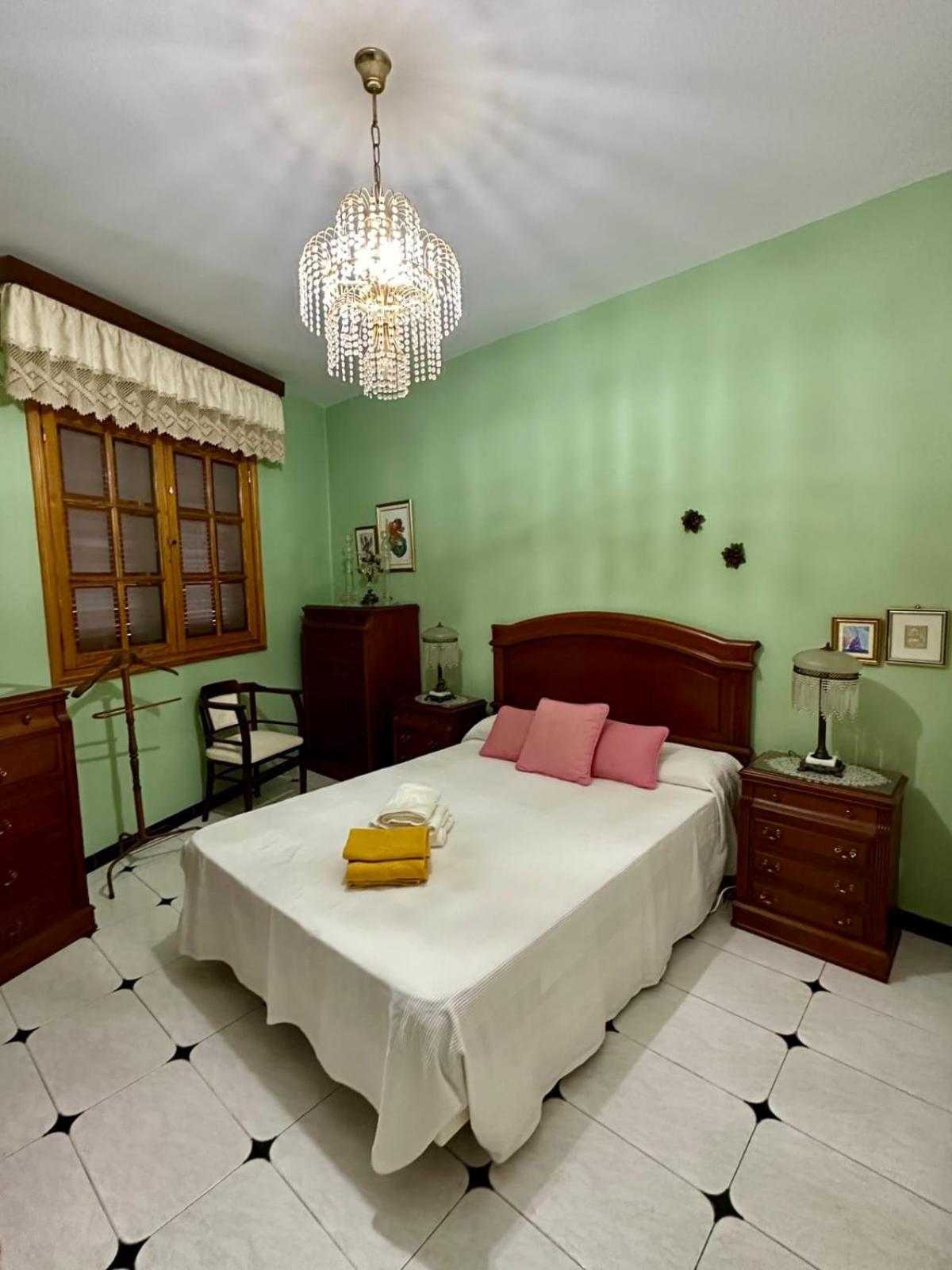 Three-Bedroom House photo 3