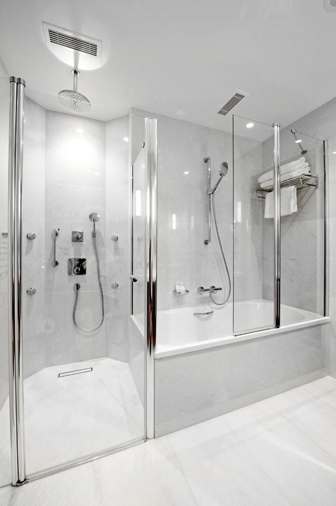 1 King Bed Premium Lounge Access