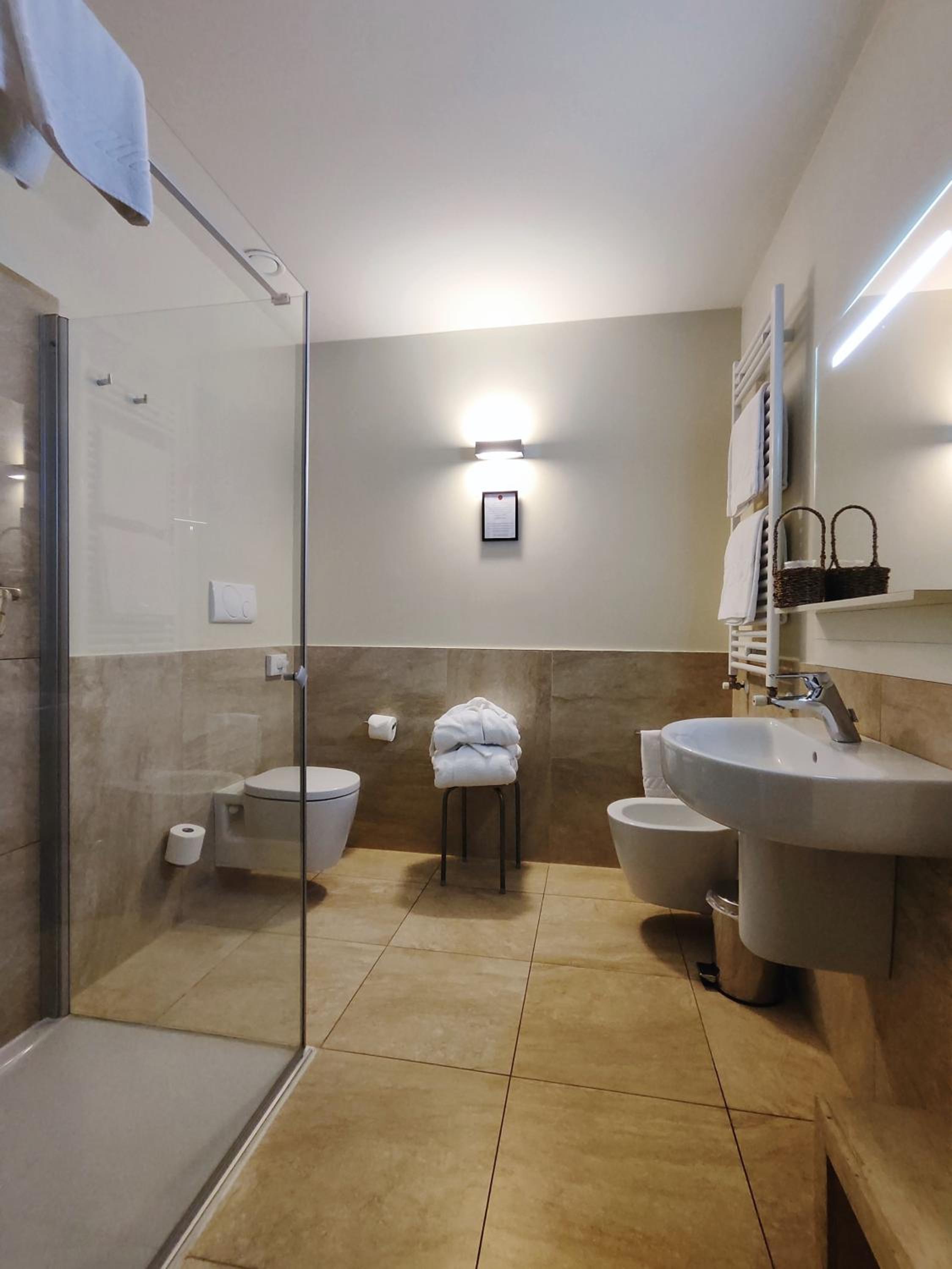 Double or Twin Room - Photo 5