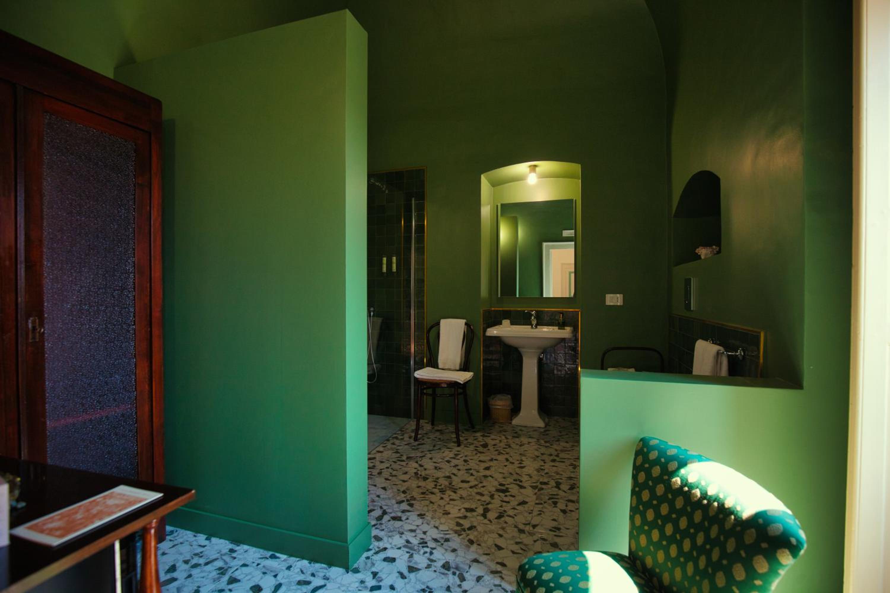 Queen Room with Balcony photo 2