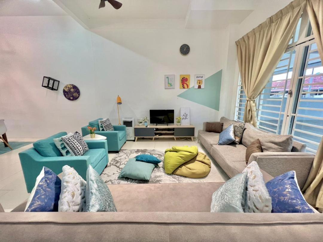 Five-Bedroom House photo 1