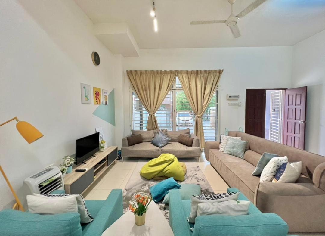 Five-Bedroom House photo 2