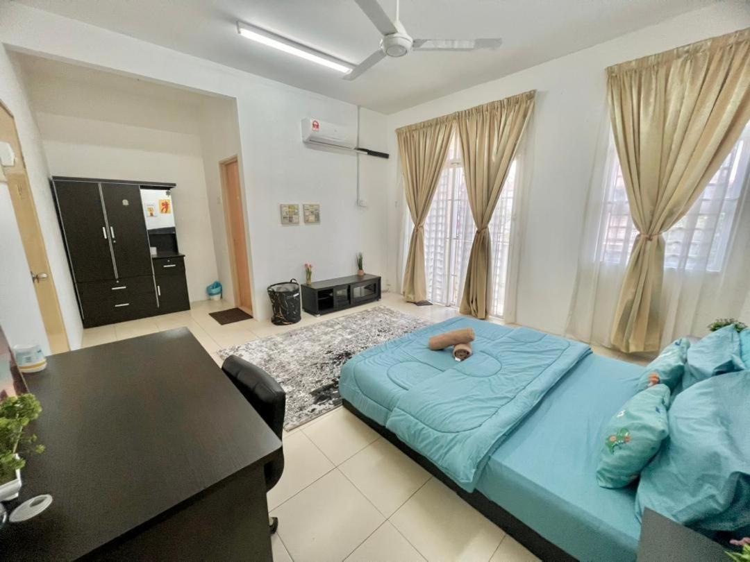 Five-Bedroom House photo 3