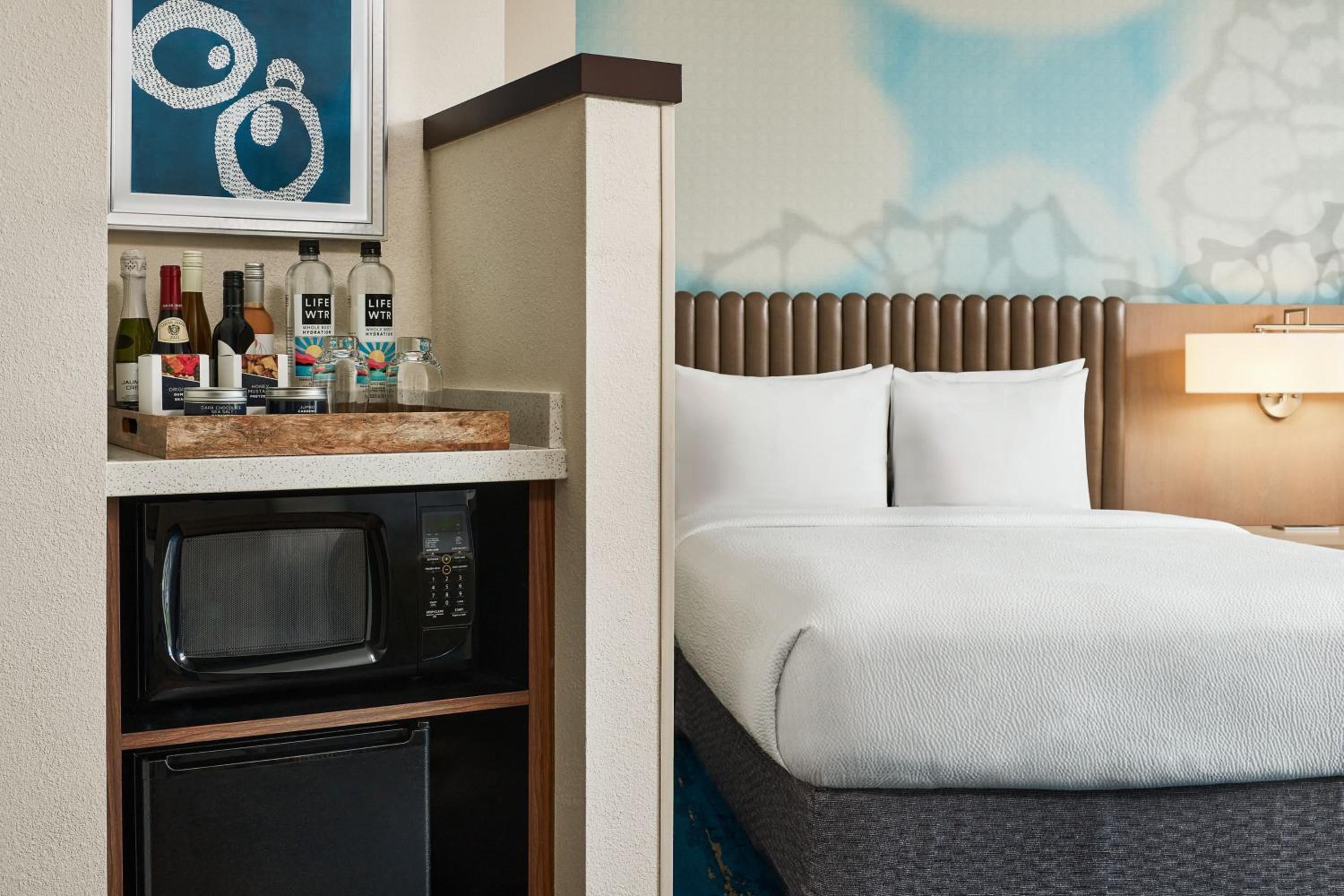 King Room with Patio/Balcony and Partial Ocean View photo 1