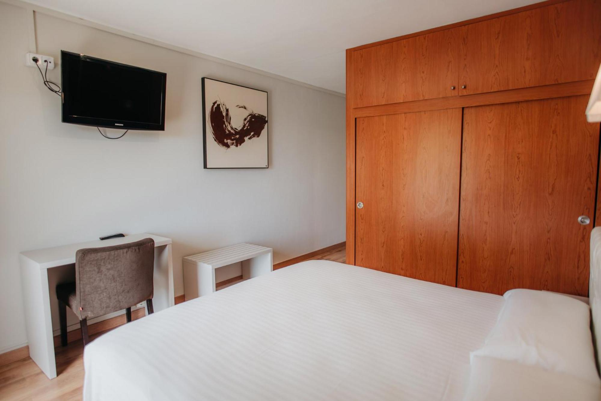 Superior Double Room with Balcony (2 Adults + 1 Child) photo 2