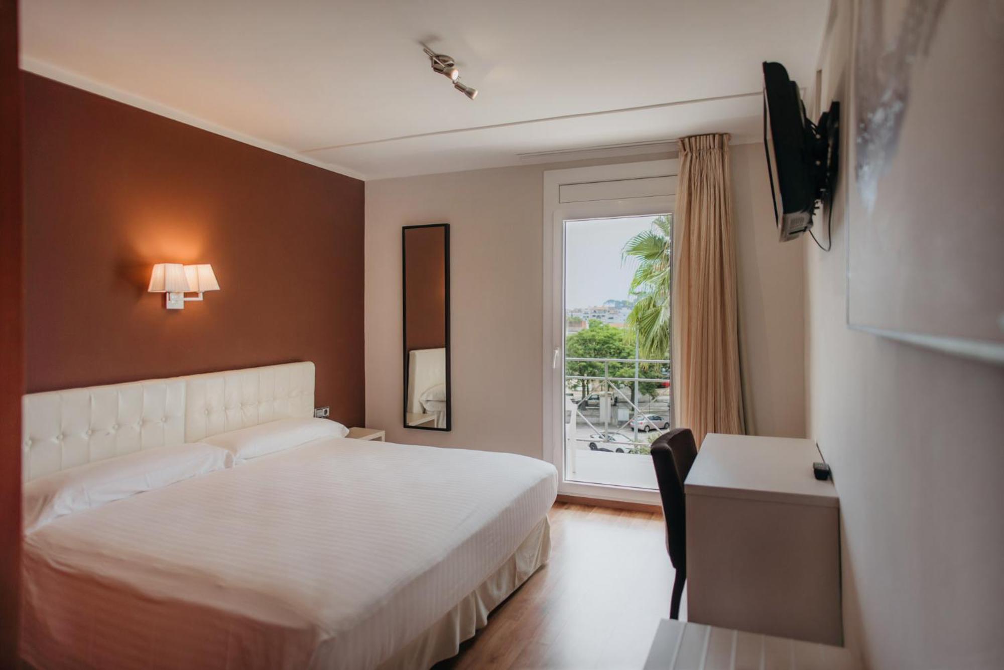 Superior Double Room with Balcony (2 Adults + 1 Child) photo 3