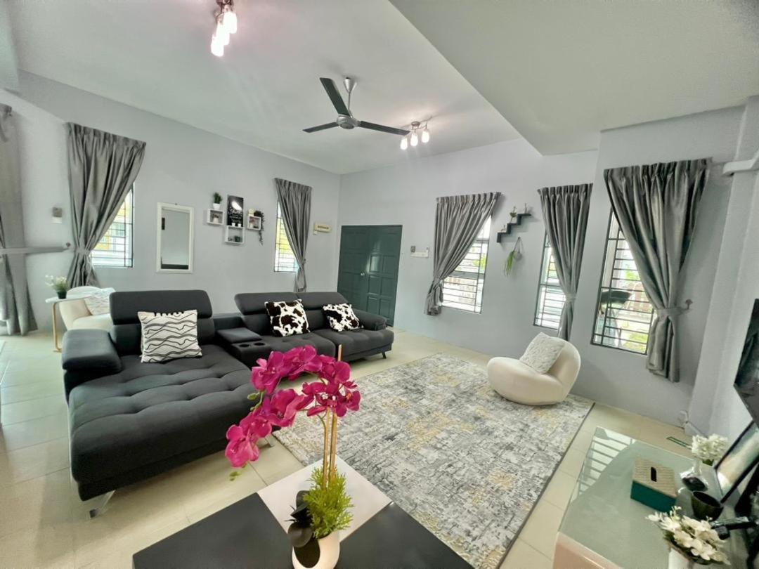 Five-Bedroom House photo 1