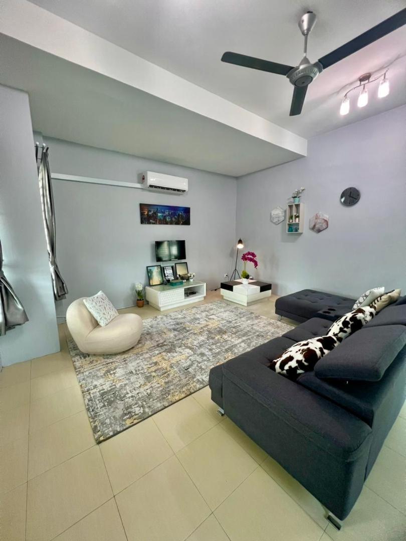 Five-Bedroom House photo 2