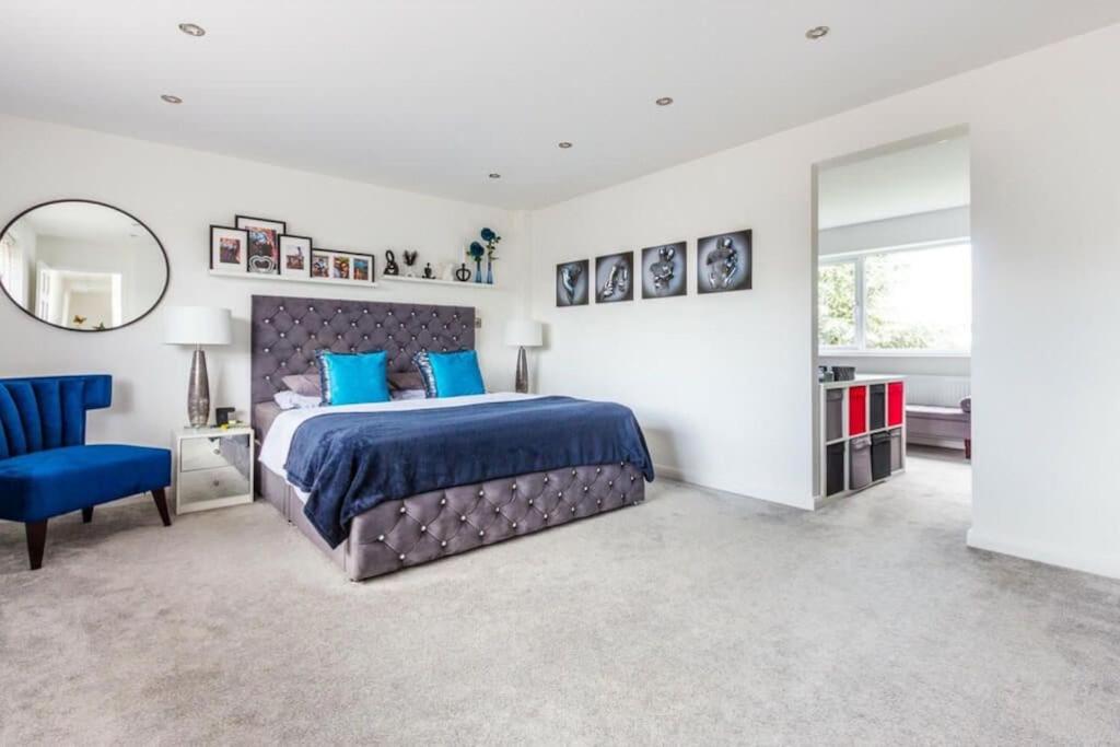 Five-Bedroom House photo 1