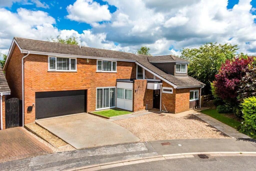 Five-Bedroom House photo 2