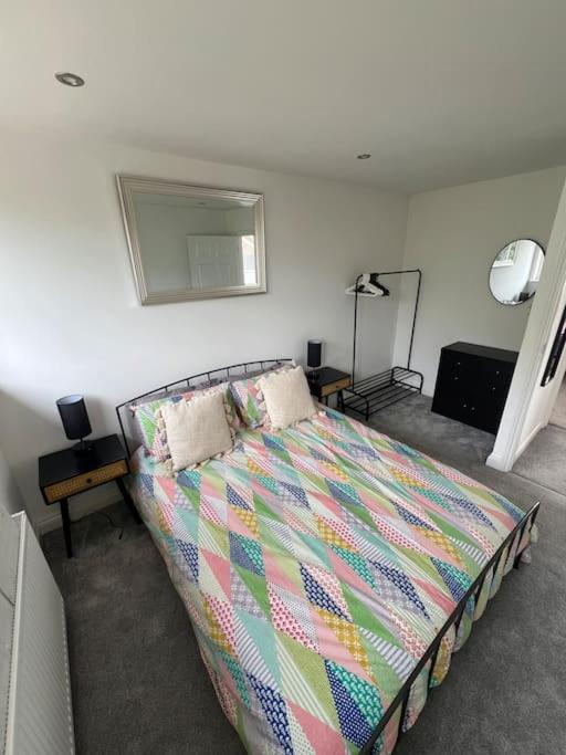 Five-Bedroom House photo 3