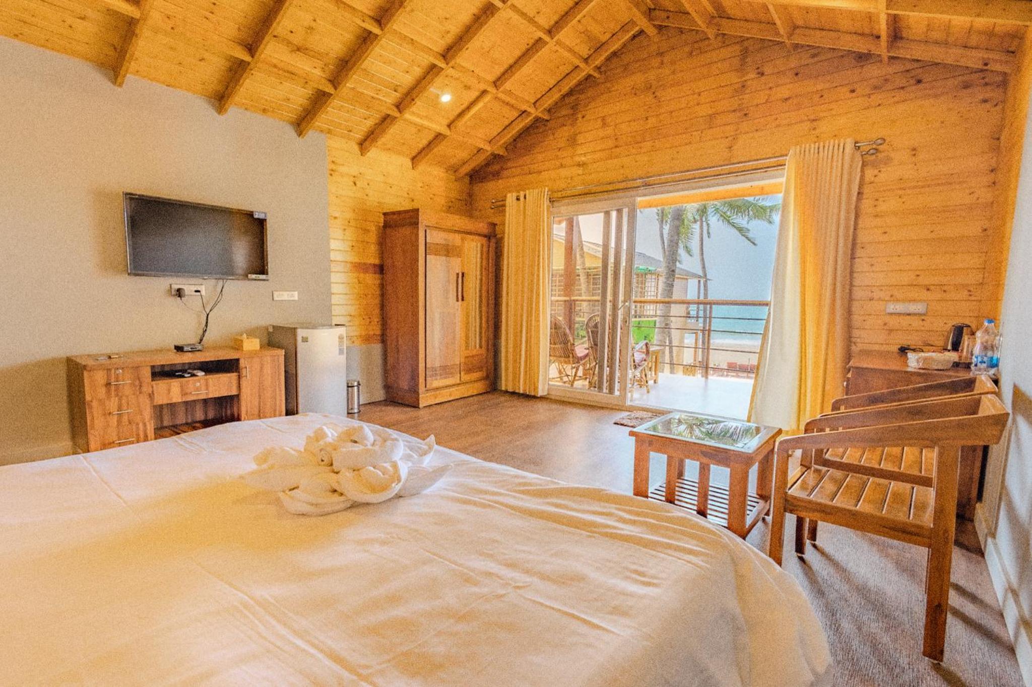 Deluxe Double Room with second row sea View