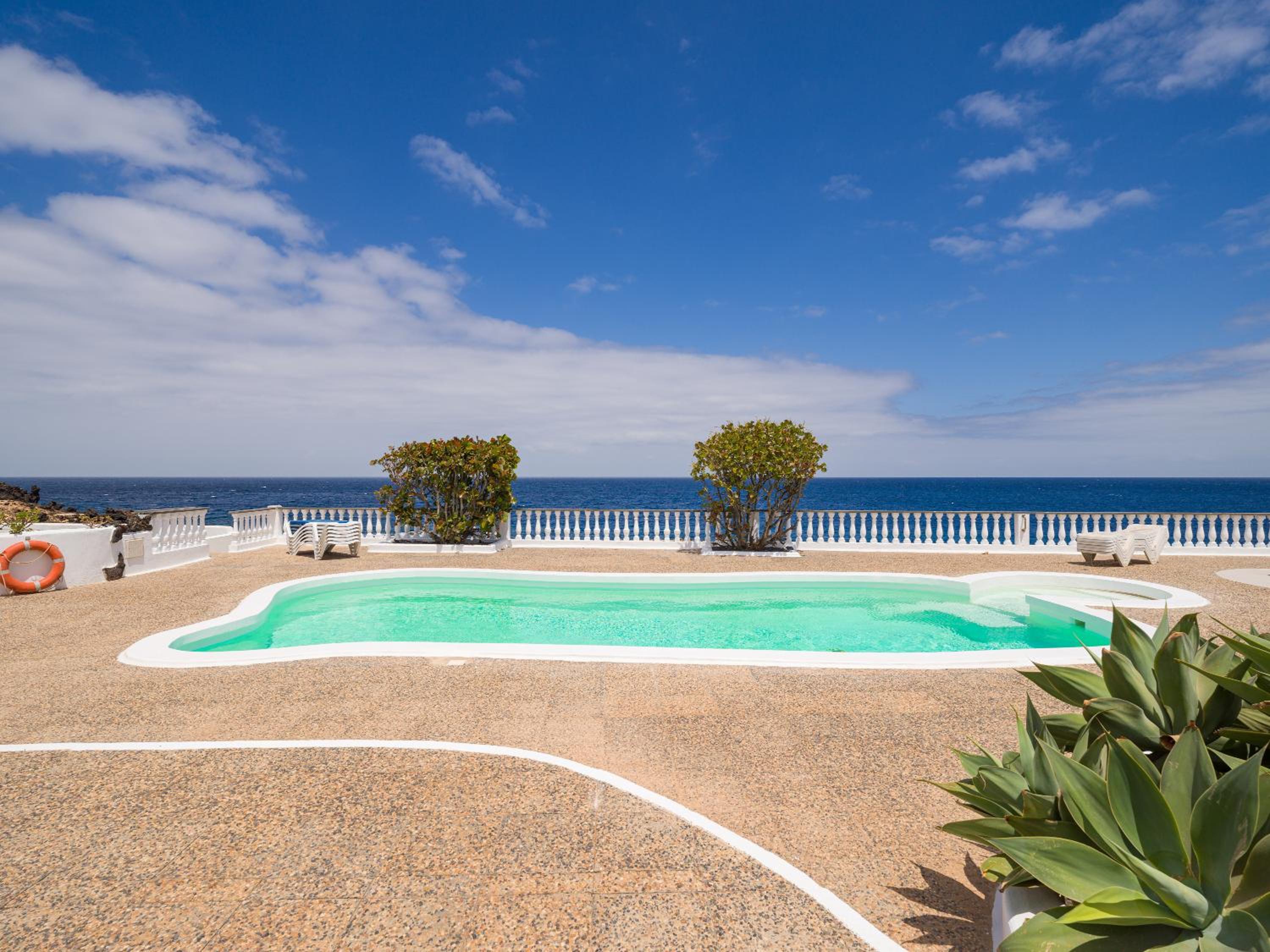 One-Bedroom Apartment with Sea View photo 2