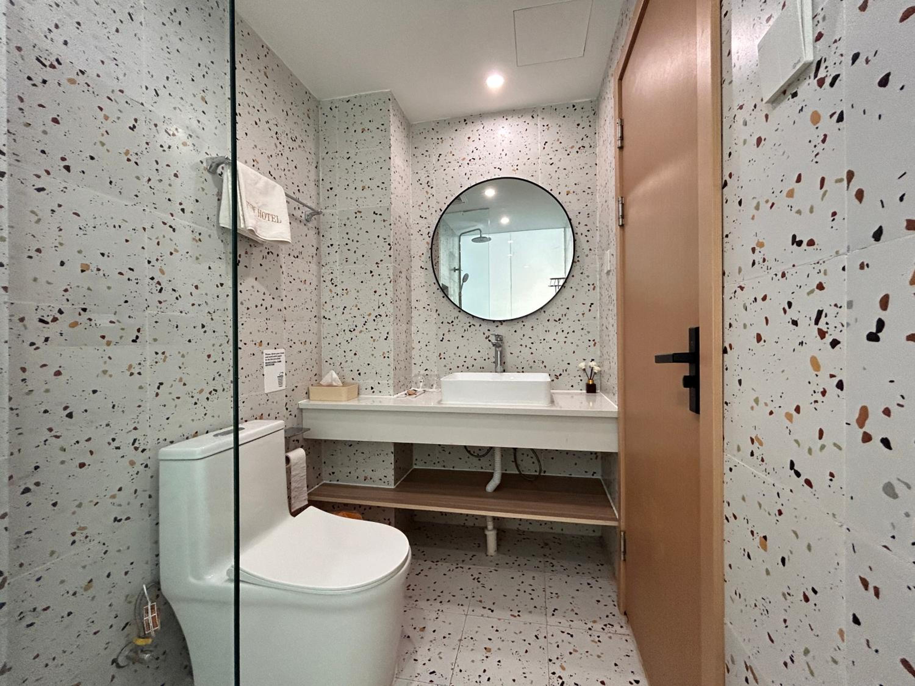 Deluxe Queen Room - Photo 7