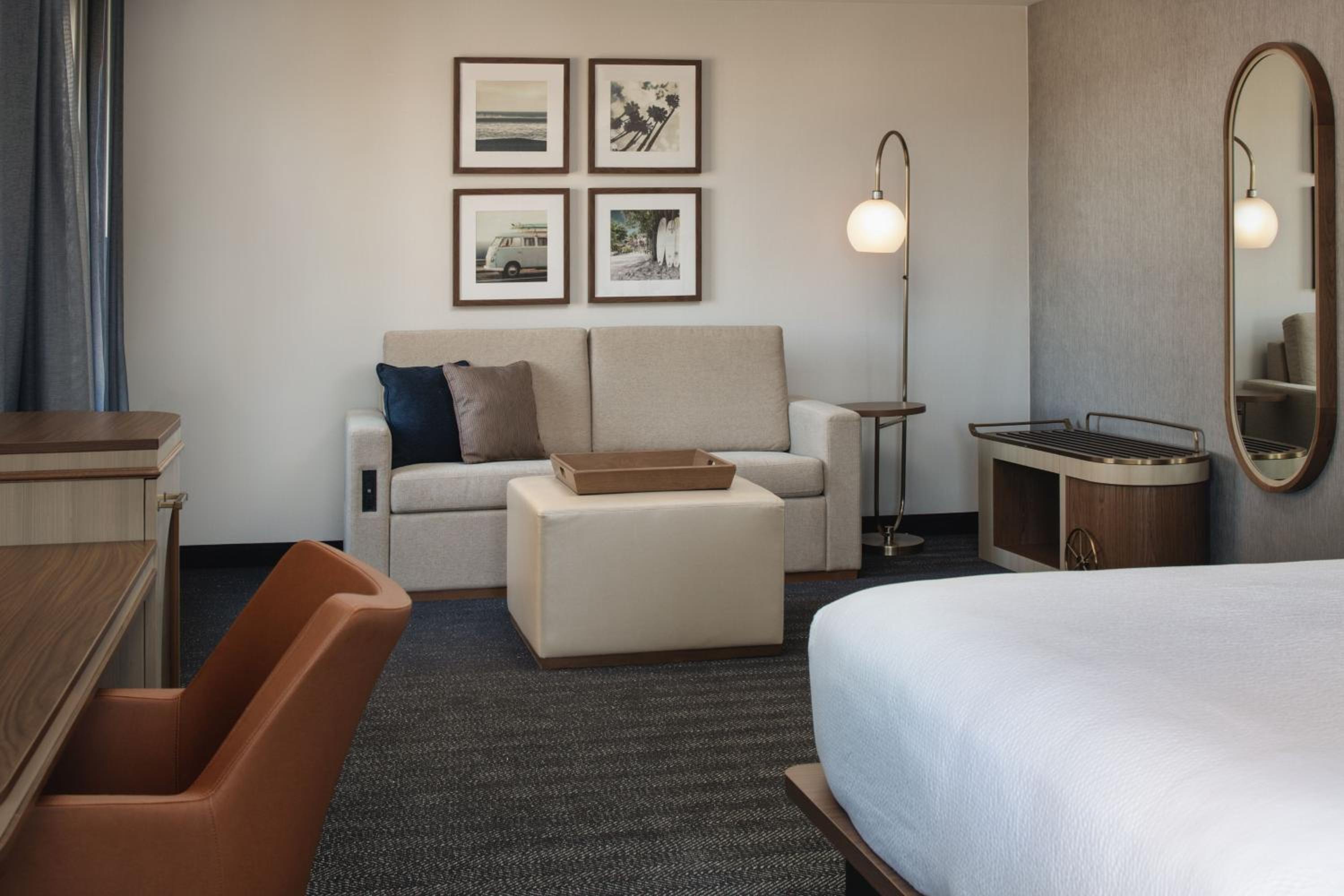 Standard King Room with Sofa Bed - Photo 2