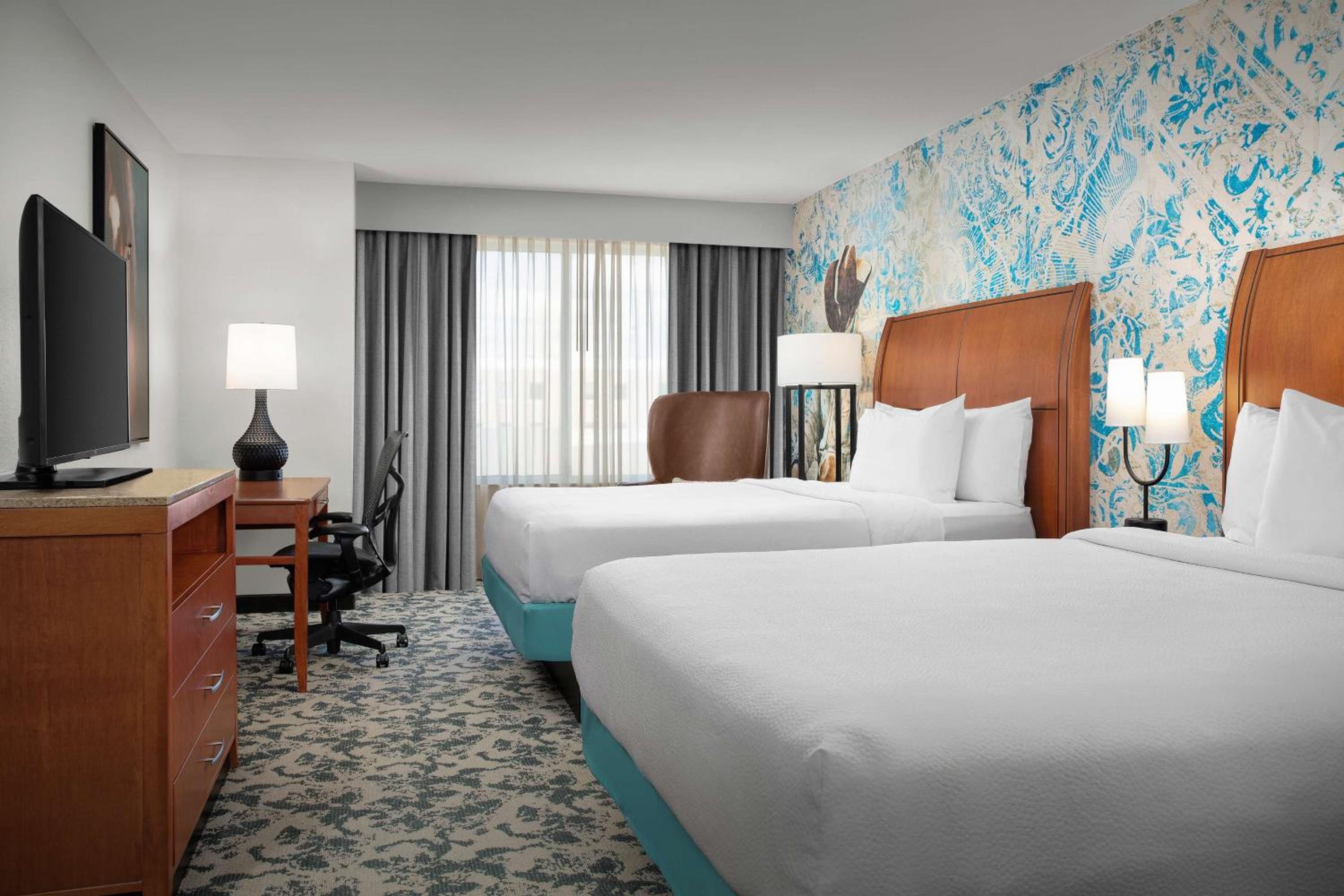 Queen Room with Two Queen Beds - Photo 4