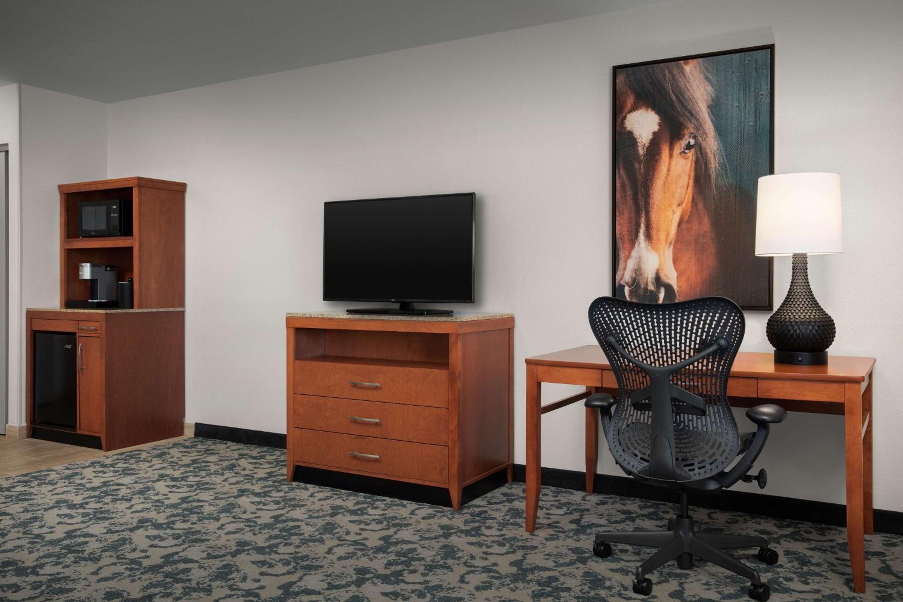 Deluxe King Room - Photo 4