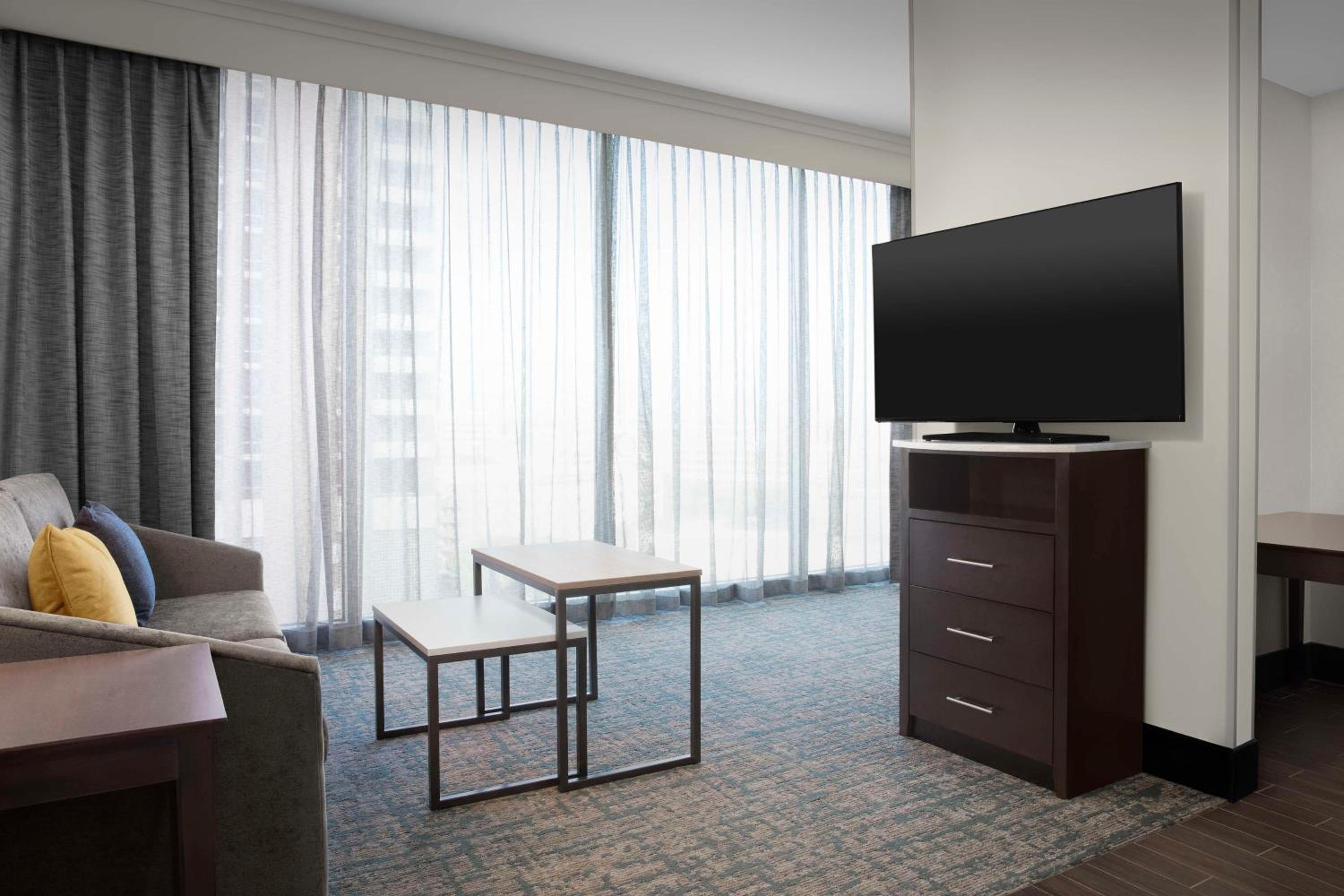 King Suite with Accessible Tub - Mobility and Hearing Access/Non-Smoking photo 3