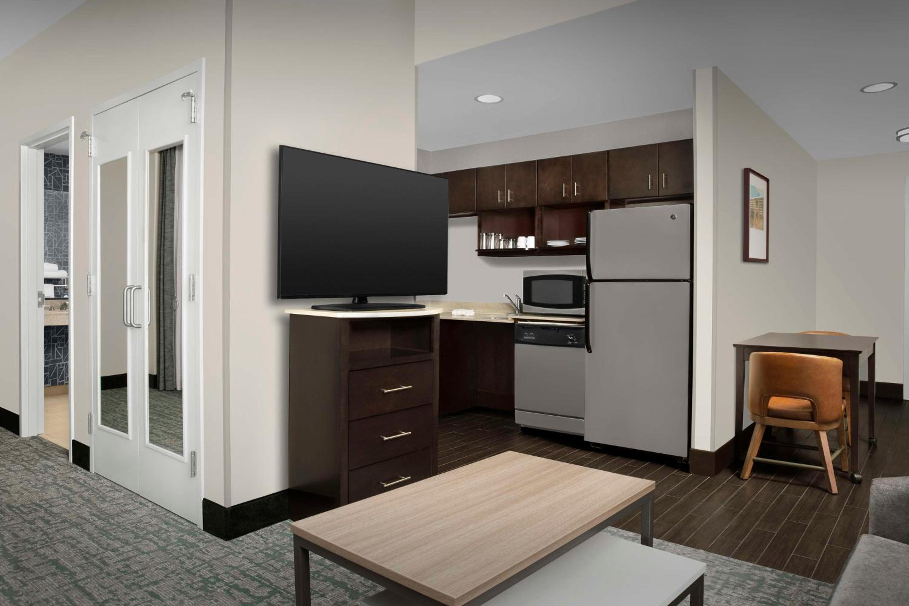 King Suite with Accessible Tub - Mobility and Hearing Access/Non-Smoking photo 2