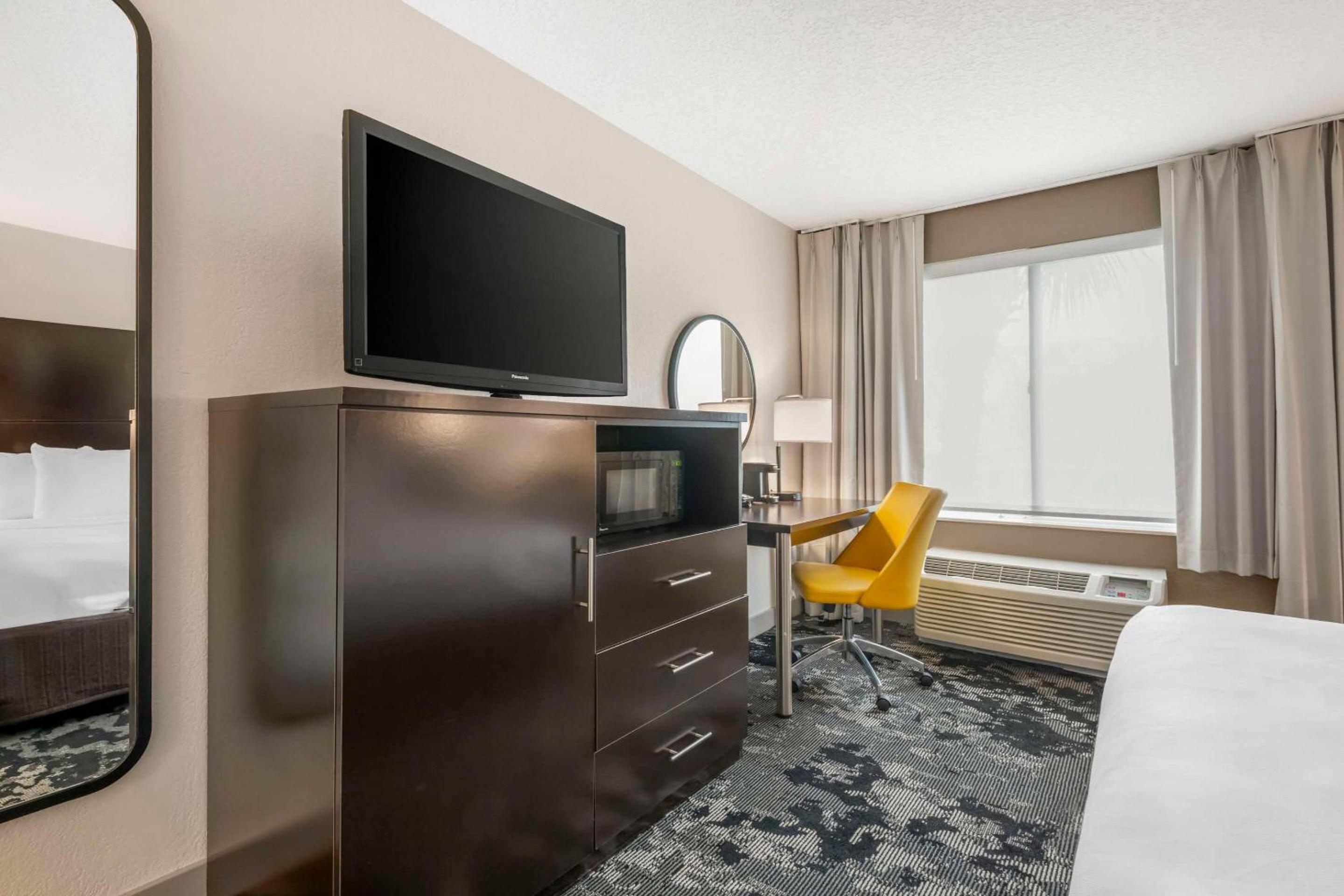 Standard King Room with City View photo 2