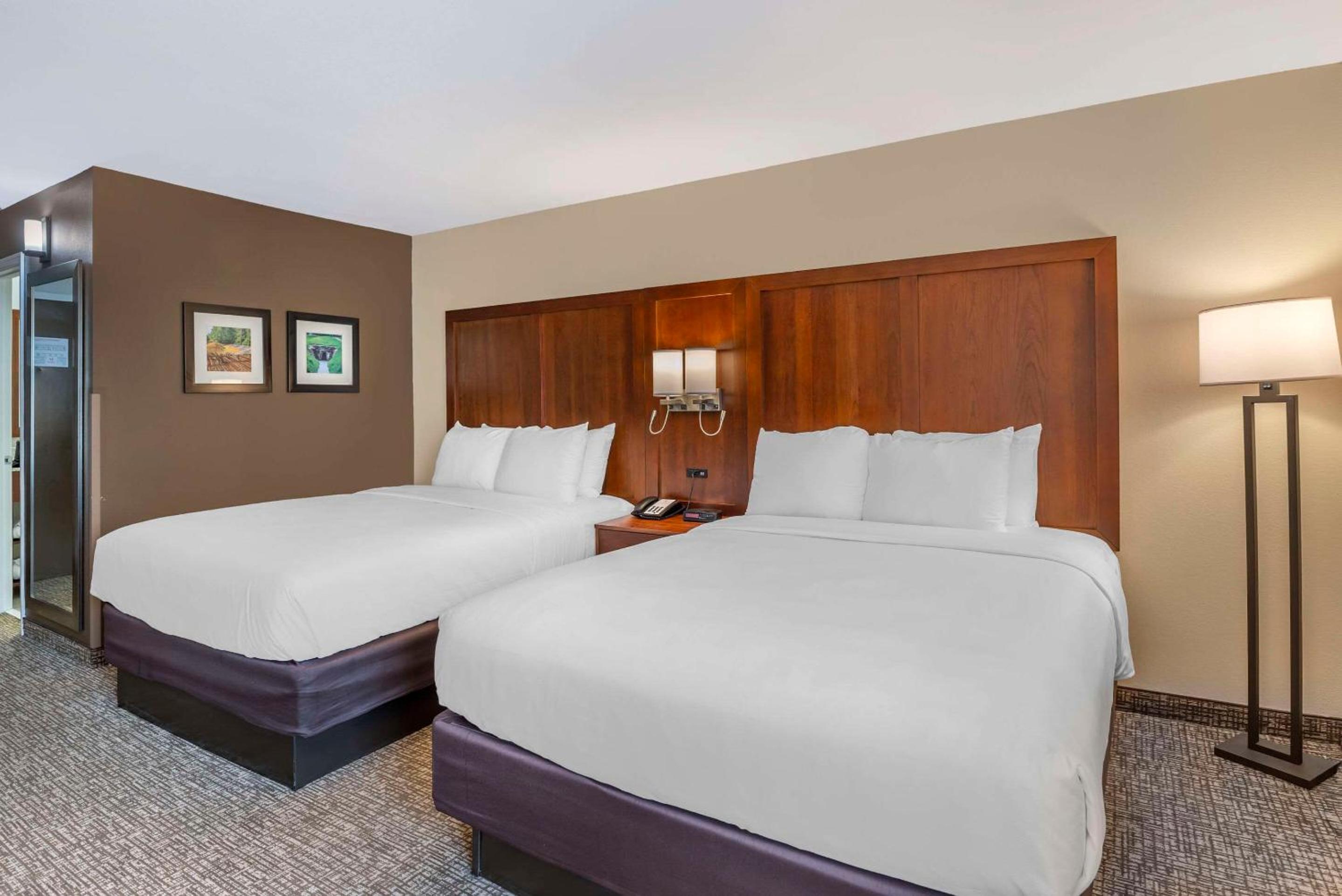 Queen Room with Two Queen Beds - Non-Smoking/Interior Hall - Photo 2