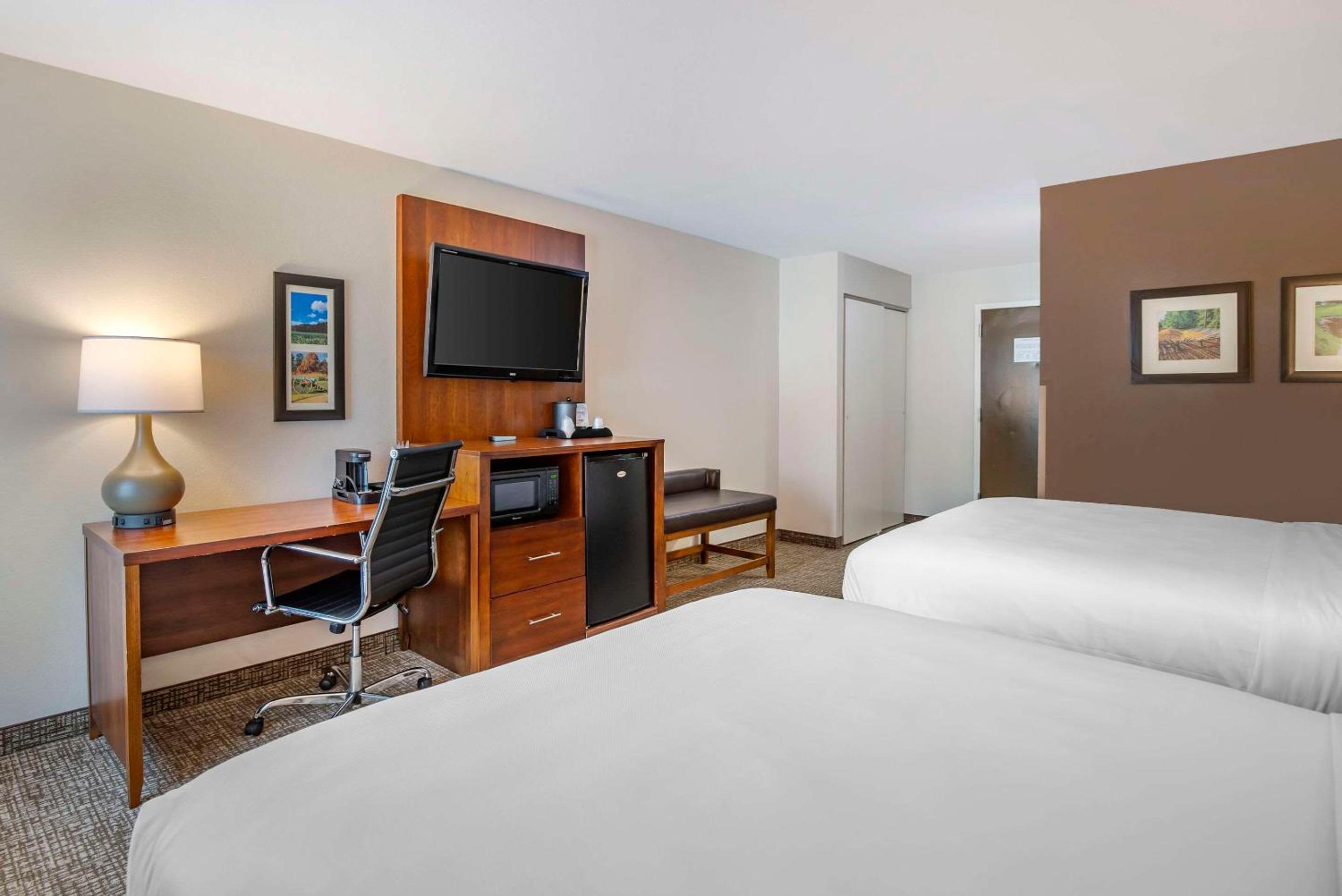 Queen Room with Two Queen Beds - Non-Smoking/Interior Hall - Photo 3